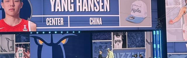 开云体育官方网站-【现场】巴克莱中心响起一声洪亮的“杨瀚森加油”