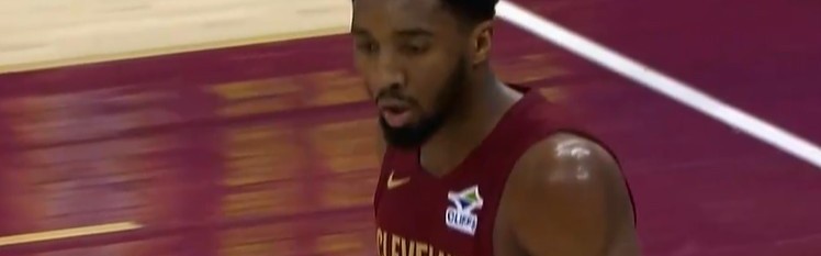 确实厉害！施罗德不停球传球 米切尔不沉球三分压哨空心命中！