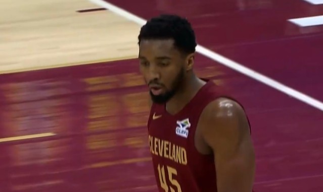 确实厉害！施罗德不停球传球 米切尔不沉球三分压哨空心命中！