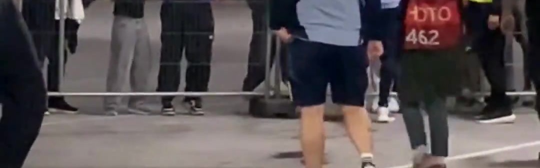 开云官方网站-超开心！球迷赛后获得约克雷斯签名兴奋欢呼