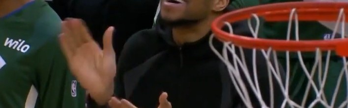 kaiyun sports-亲兄弟连线！字母弟助飞字母哥哥空接暴扣 字母哥场下贼开心！