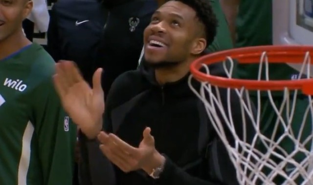 kaiyun sports-亲兄弟连线！字母弟助飞字母哥哥空接暴扣 字母哥场下贼开心！