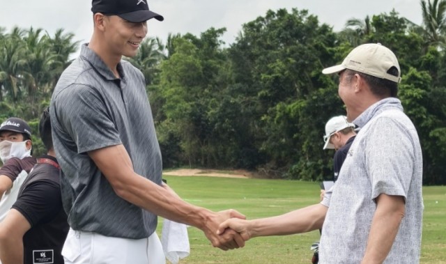 开云官方网站-好久不见！易建联现身观澜湖高尔夫比赛 面带笑容心情不错