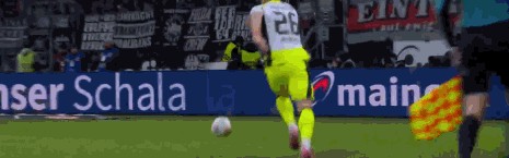 半场：多特1-1法兰克福，拜尔破门，乌尊点射，吉拉西送点