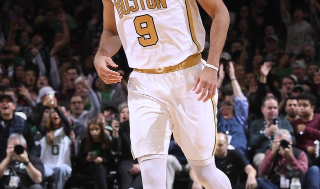 开云官方网站-错失绝杀三分！德里克·怀特21中7&amp;三分仅9中2  还有4失误