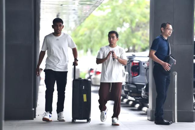 1699667029828042194.png 1中锋当达(左)和松克拉辛在9日赶抵下榻酒店向球队报到.png